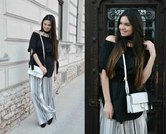 Как носить черный топ с открытыми плечами с черными замшевыми туфлями