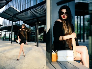 Какие шорты носить с черным топом с открытыми плечами