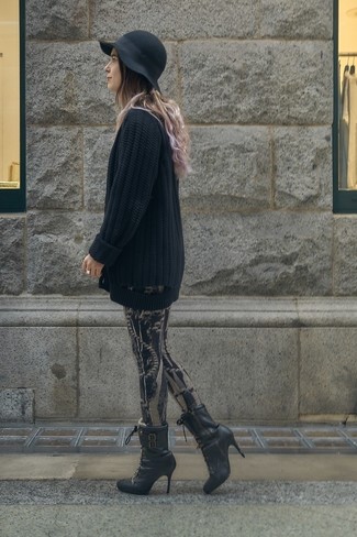 Как носить черный открытый кардиган с черными кожаными ботильонами