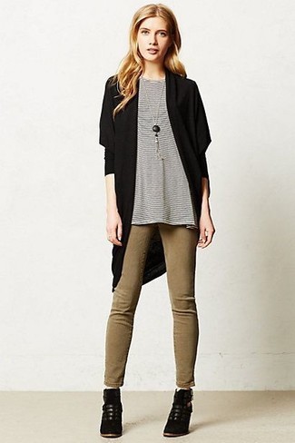 Какие джинсы носить с черным открытым кардиганом женщине