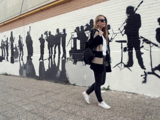 Какие низкие кеды носить с черным открытым кардиганом женщине