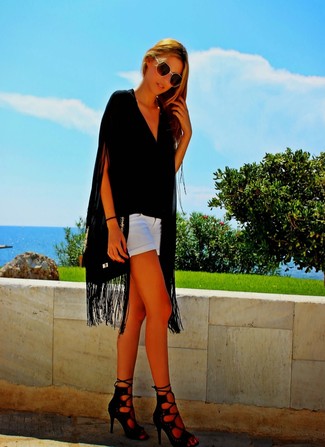 Какие шорты носить с черным открытым кардиганом женщине