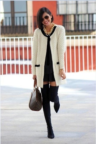 Какие платья прямого кроя носить с черными ботфортами