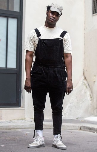 Какие низкие кеды носить с черными комбинезоном мужчине