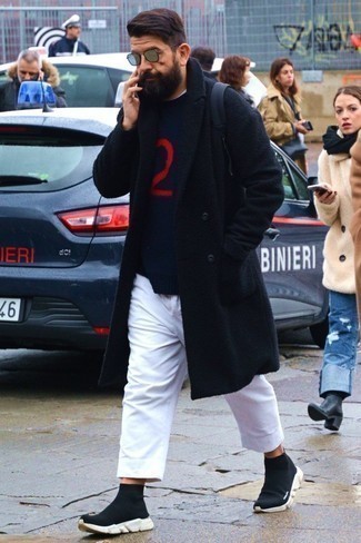 Как носить черное длинное пальто с черными кроссовками