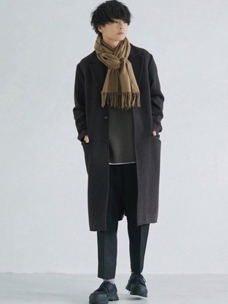 Как носить черное длинное пальто с черными кроссовками