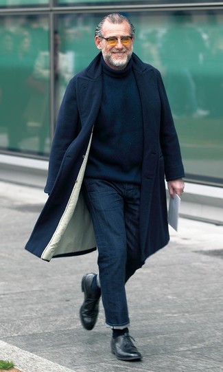 Как носить черное длинное пальто с черной вязаной водолазкой