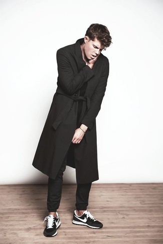 Как носить черное длинное пальто с черными низкими кедами