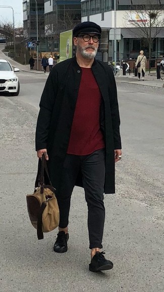 Как носить черное длинное пальто с черными низкими кедами