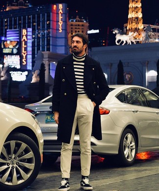 Как носить черное длинное пальто с черными низкими кедами