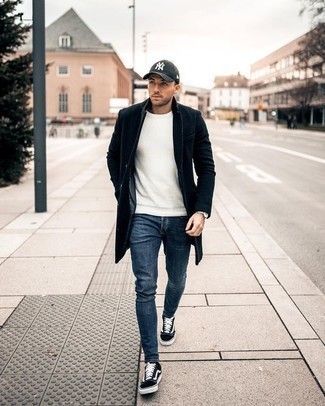 Как носить черное длинное пальто с черными низкими кедами