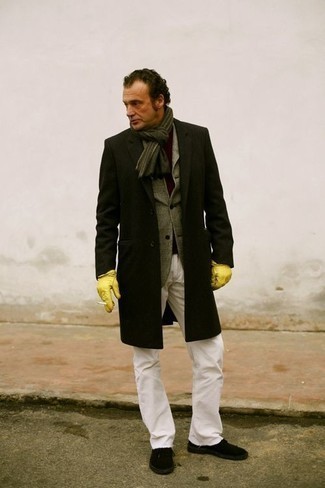 Как носить черное длинное пальто с черными низкими кедами