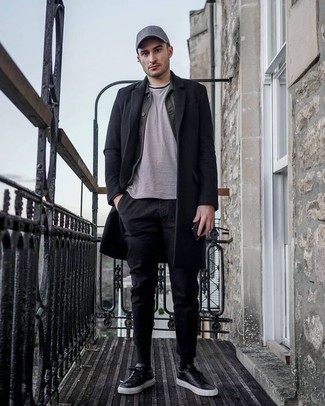 Как носить черное длинное пальто с черными низкими кедами