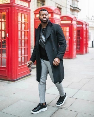 Как носить черное длинное пальто с черными низкими кедами