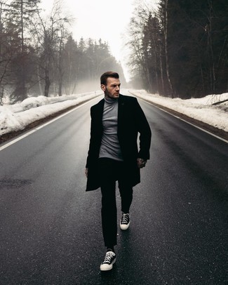 Как носить черное длинное пальто с черными низкими кедами