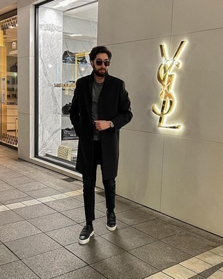 Как носить черное длинное пальто с черными низкими кедами