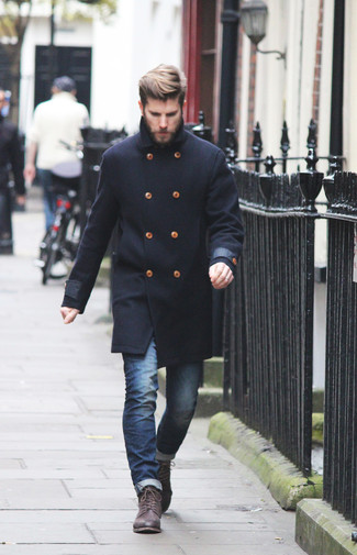 Как носить черное длинное пальто с синими джинсами