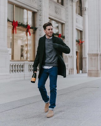 Как носить черное длинное пальто с синими джинсами