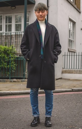 Как носить черное длинное пальто с синими джинсами