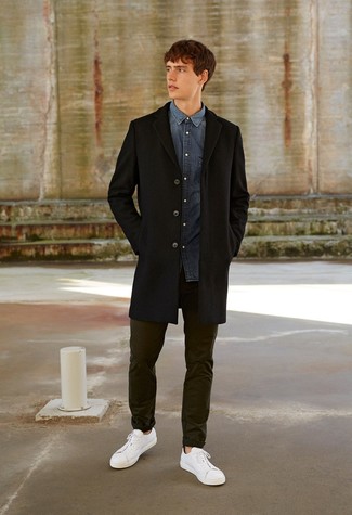 Какие джинсовые рубашки носить с черным длинным пальто