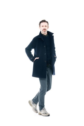 Как носить черное длинное пальто с серыми кроссовками