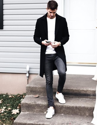 Как носить черное длинное пальто с серыми джинсами