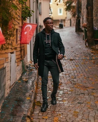 Как носить черное длинное пальто с серыми джинсами