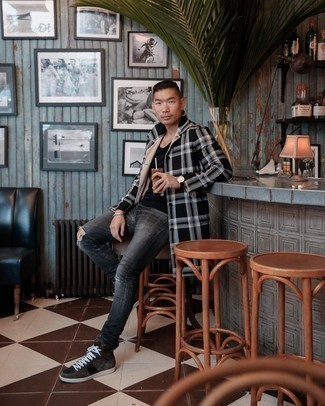 Как носить черное длинное пальто с серыми джинсами