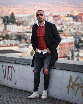 Как носить черное длинное пальто с серыми рваными джинсами