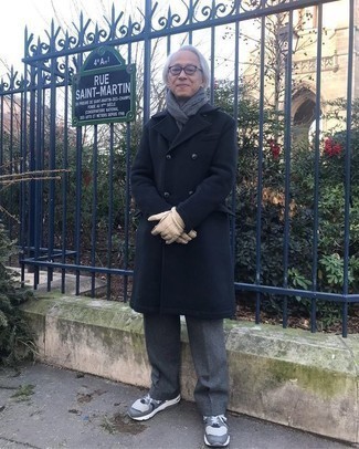 Как носить черное длинное пальто с серыми шерстяными классическими брюками