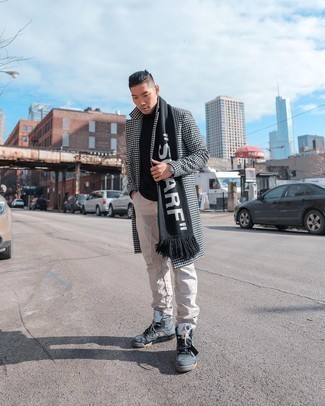 Какие высокие кеды носить с черным длинным пальто