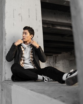 Какие высокие кеды носить с черным длинным пальто