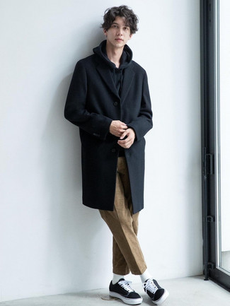 Какой худи носить с черным длинным пальто