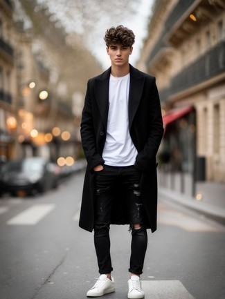 Какие джинсы носить с черным длинным пальто