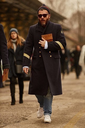 Какие джинсы носить с черным длинным пальто