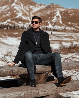 Какие джинсы носить с черным длинным пальто