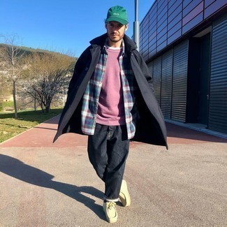 Какие джинсы носить с черным длинным пальто