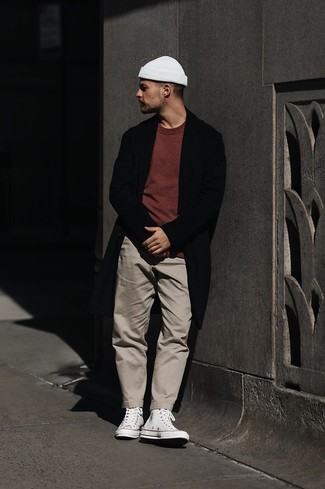 Как носить черное длинное пальто с светло-коричневыми брюками чинос