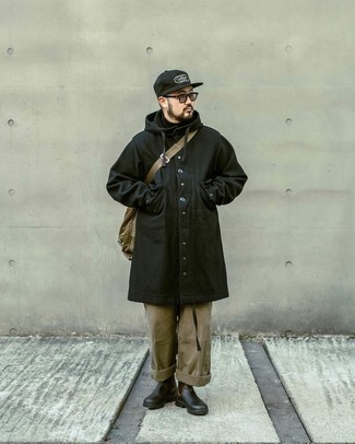 Как носить черное длинное пальто с светло-коричневыми брюками чинос