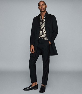 Какие лоферы носить с черным длинным пальто