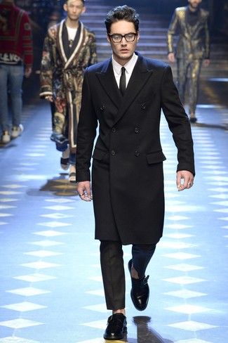 Какие монки носить с черным длинным пальто