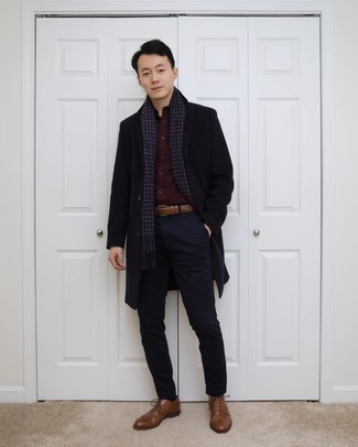 Как носить черное длинное пальто с темно-синими брюками чинос