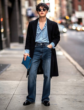 Как носить черное длинное пальто с темно-синими джинсами