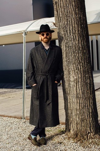 Как носить черное длинное пальто с оливковыми замшевыми лоферами