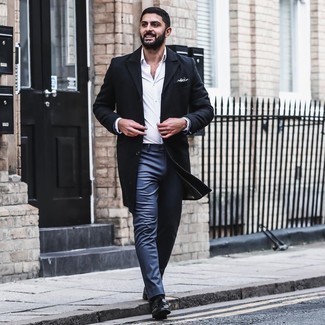 Какие костюмы носить с черным длинным пальто