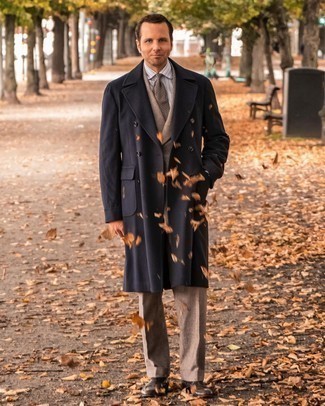 Какие костюмы носить с черным длинным пальто