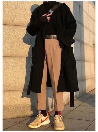 Как носить черное длинное пальто с светло-коричневыми кроссовками