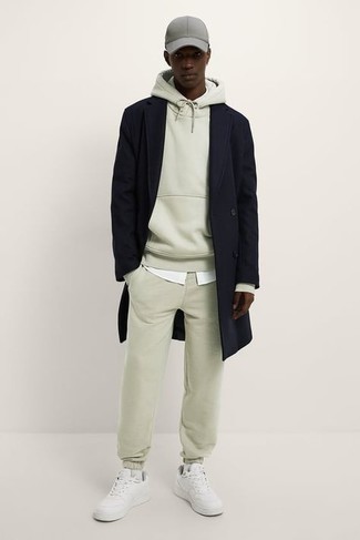 Какие спортивные костюмы носить с черным длинным пальто