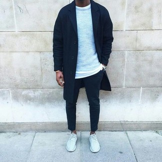 Как носить черное длинное пальто с белыми кроссовками