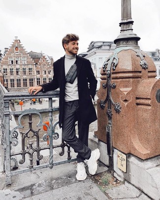 Как носить черное длинное пальто с белыми кроссовками